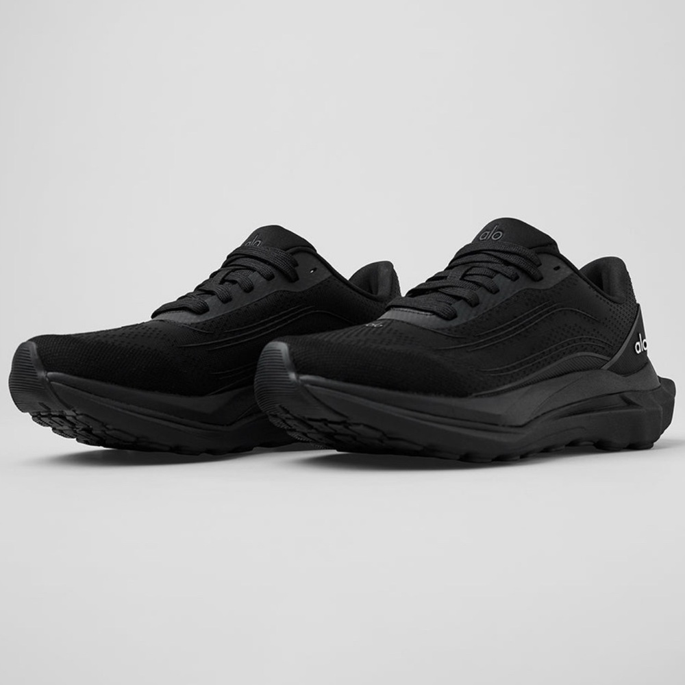 EUC Alo Yoga Runners in Black/Black Women’s Size 7.5